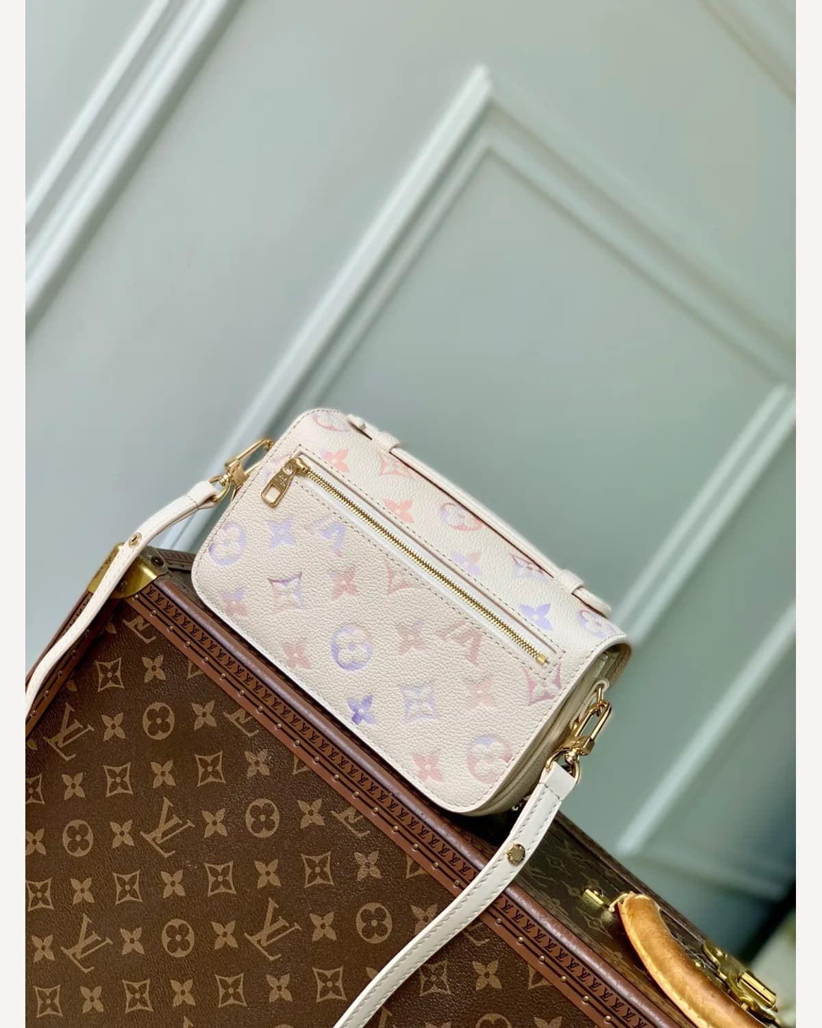 Louis Vuitton Pochette Métis — Cream